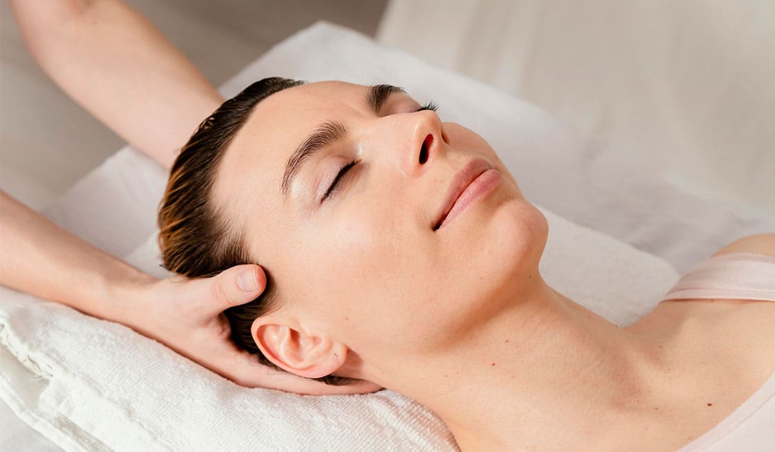 خشکی پوست سر را با 8 روش طبیعی درمان کنید